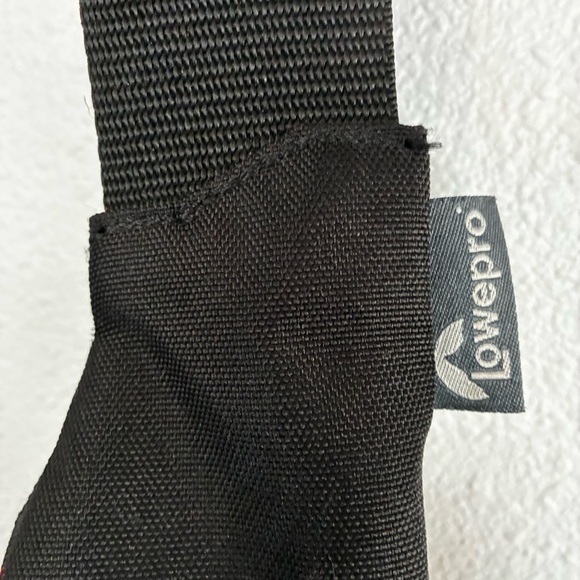 Lowepro Passport Sling II Camera Bag Black Red - Picture 4 of 4